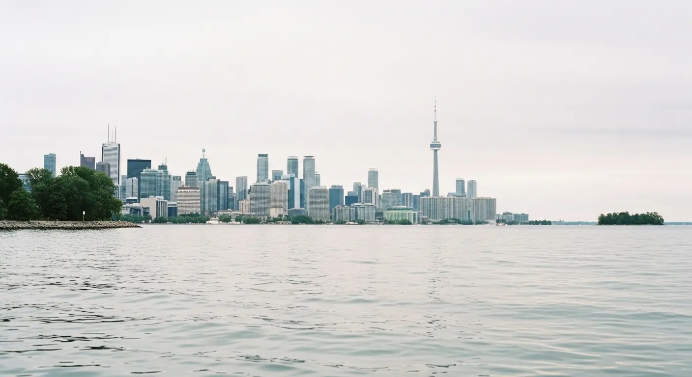 Stilren och harmonisk vy över Torontos skyline och Lake Ontario, inspiration för dig som ska flytta till Toronto och bo i Kanada.